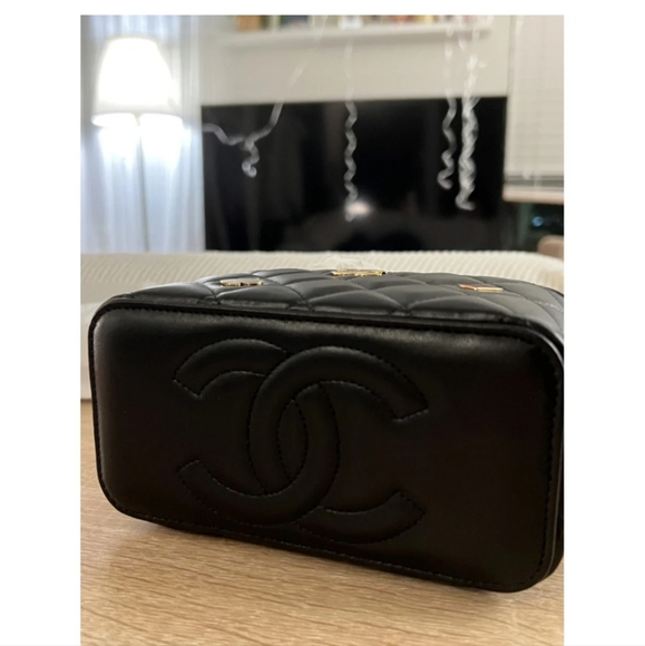 Chanel Vanity leather crossbody bag/never been worn - Picture 5 of 7